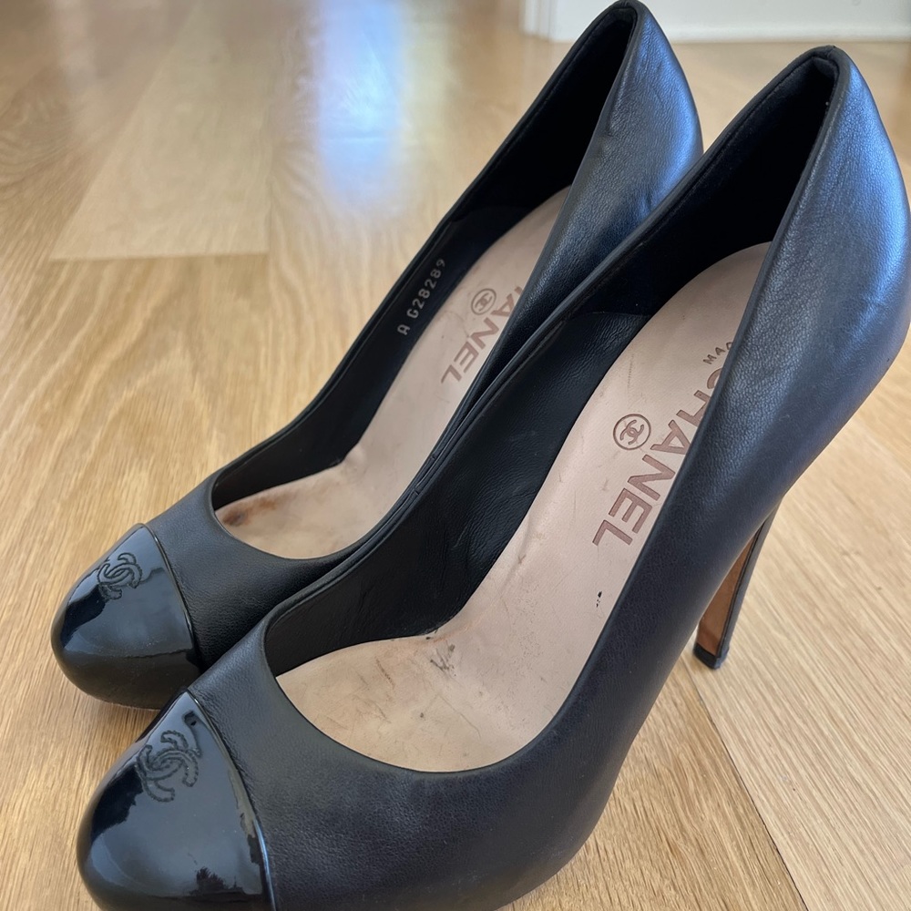 Chanel Escarpin Black Cap Toe Pumps